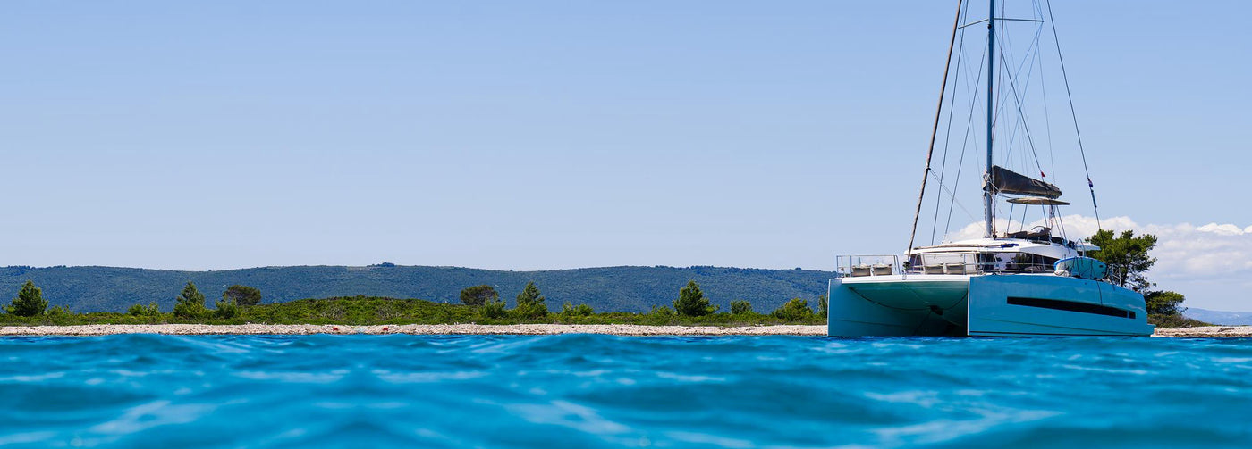 catamaran-sailing-ocean-paradice-sea-blue-sky-turquoise-blue-sea-water